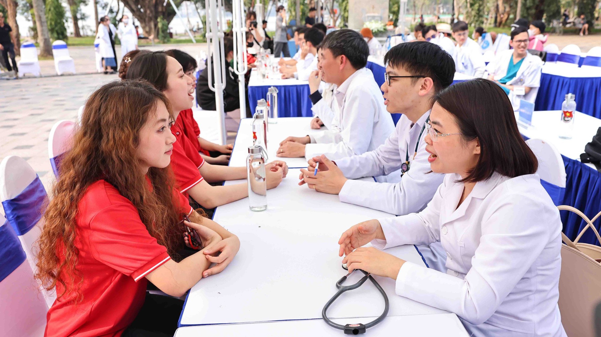 Thông qua hai Nghị quyết về bảo vệ, chăm sóc sức khỏe và dân số