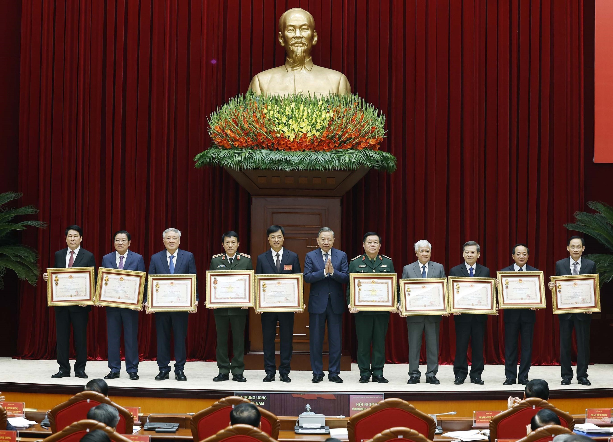 Tổng Bí thư Tô Lâm chủ trì Hội nghị tổng kết công tác phòng, chống tham nhũng, lãng phí, tiêu cực nhiệm kỳ Đại hội XIII của Đảng - Ảnh 10. Tổng Bí thư Tô Lâm chủ trì Hội nghị tổng kết công tác phòng, chống tham nhũng, lãng phí, tiêu cực nhiệm kỳ Đại hội XIII của Đảng - Ảnh 10.