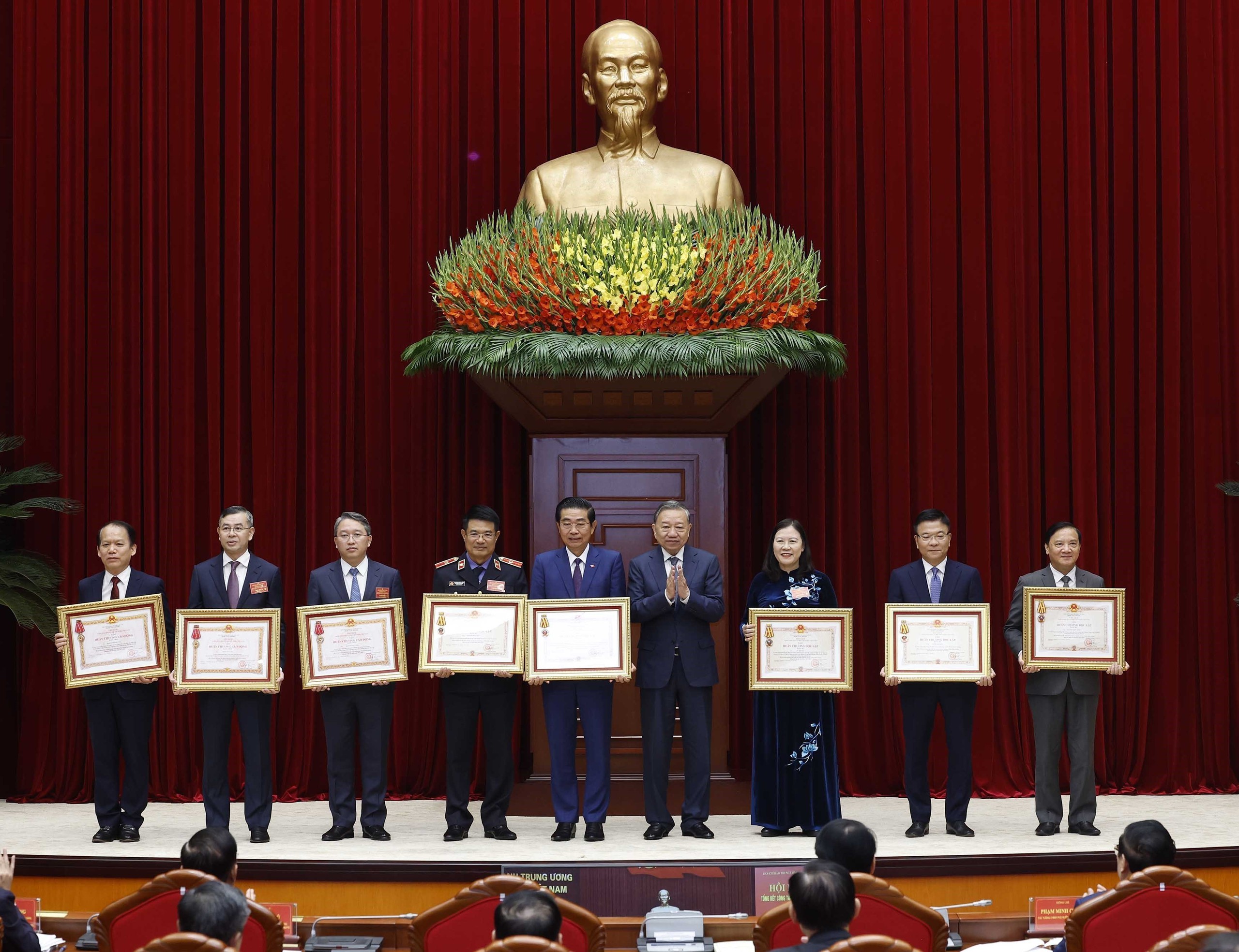 Tổng Bí thư Tô Lâm chủ trì Hội nghị tổng kết công tác phòng, chống tham nhũng, lãng phí, tiêu cực nhiệm kỳ Đại hội XIII của Đảng - Ảnh 11. Tổng Bí thư Tô Lâm chủ trì Hội nghị tổng kết công tác phòng, chống tham nhũng, lãng phí, tiêu cực nhiệm kỳ Đại hội XIII của Đảng - Ảnh 11.