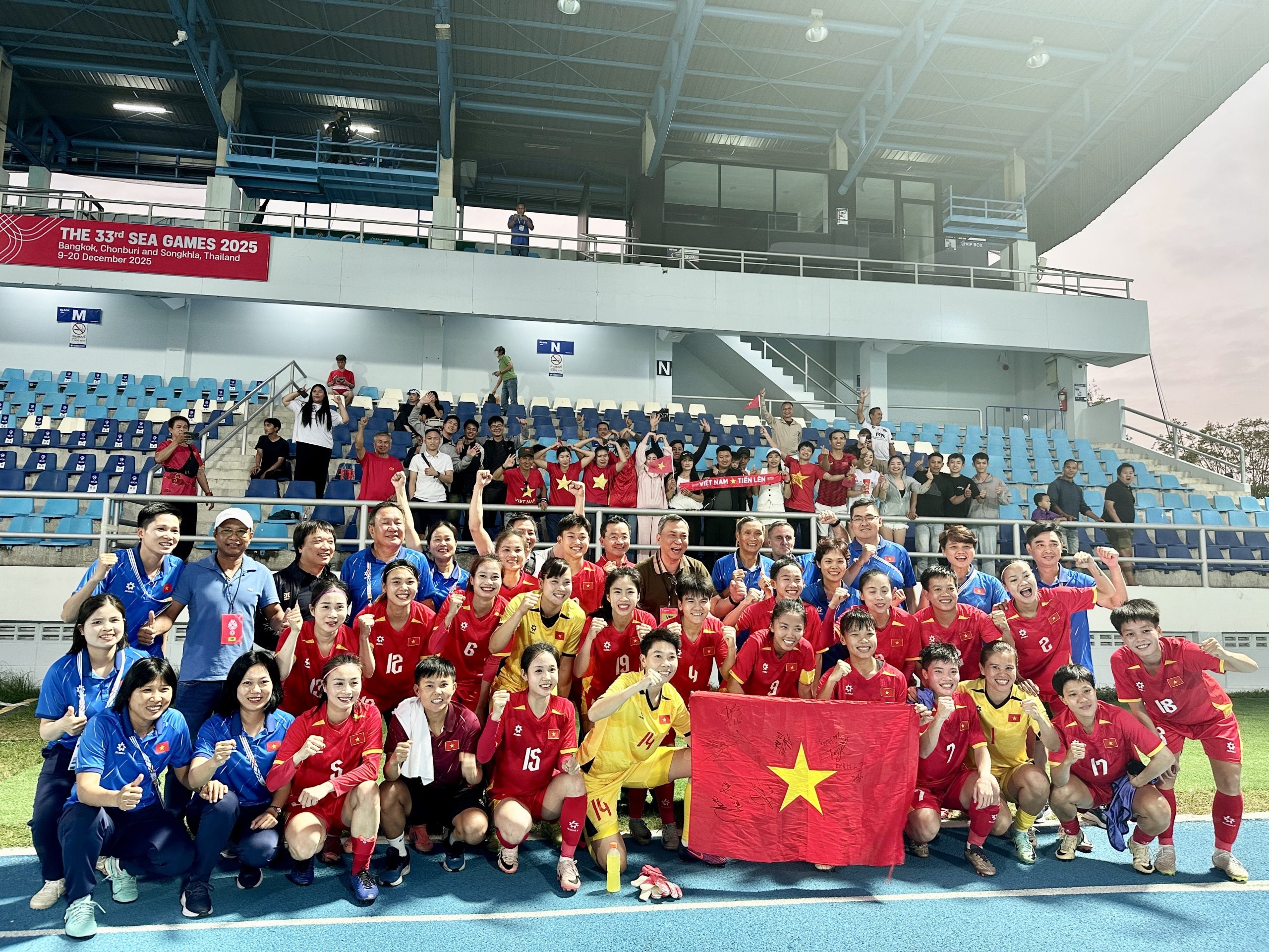 Thủ tướng Phạm Minh Chính chúc mừng hai đội tuyển bóng đá Việt Nam - Ảnh 1.