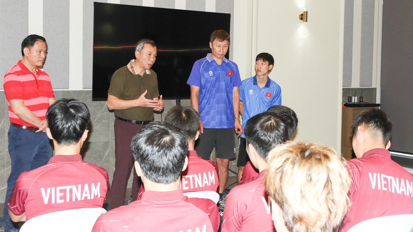 Chủ tịch VFF tiếp sức cho đội U22 Việt Nam trước trận bán kết gặp Philippines