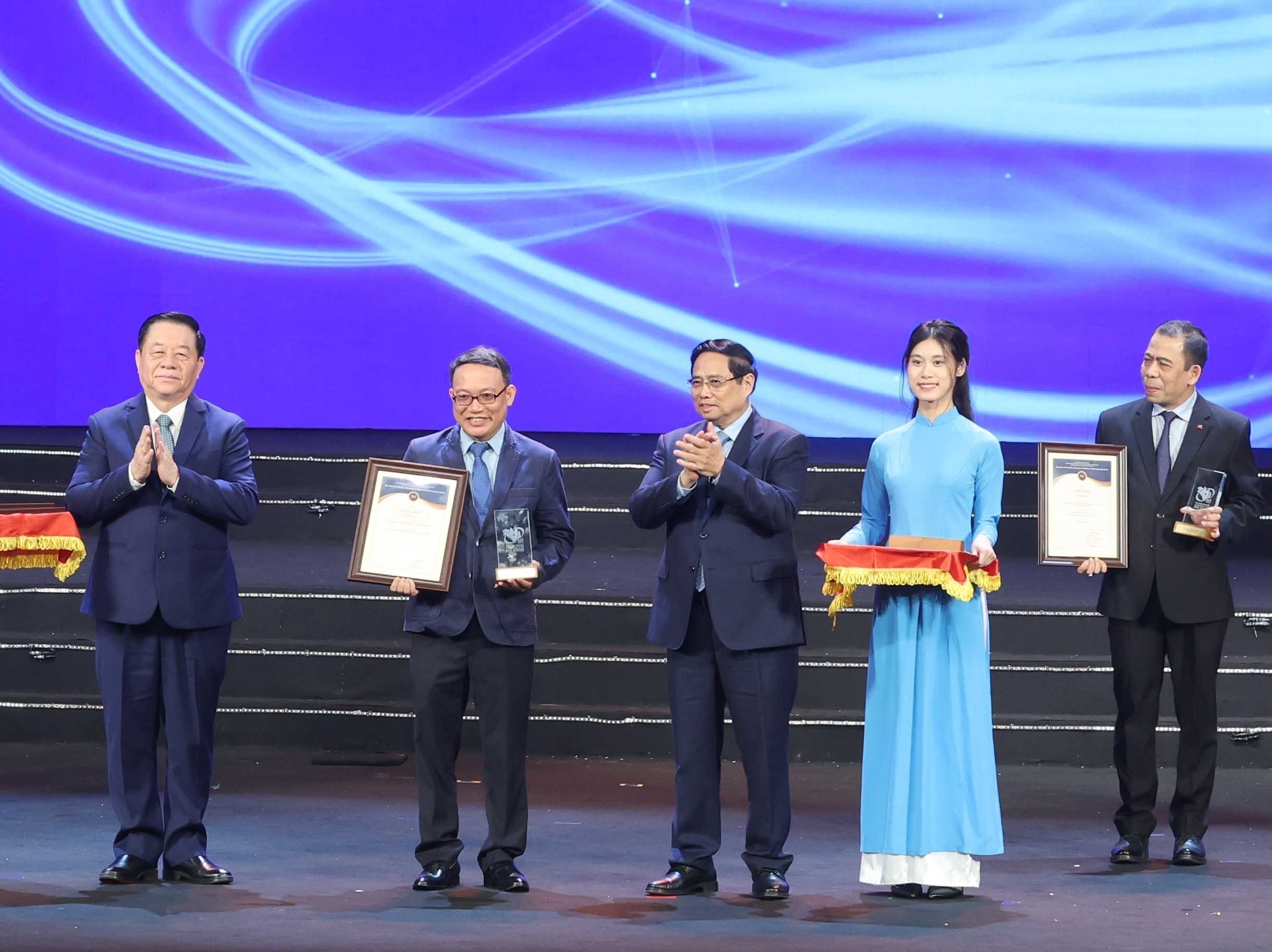 Thủ tướng dự Lễ trao Giải thưởng toàn quốc về Thông tin Đối ngoại lần thứ XI - Ảnh 9.