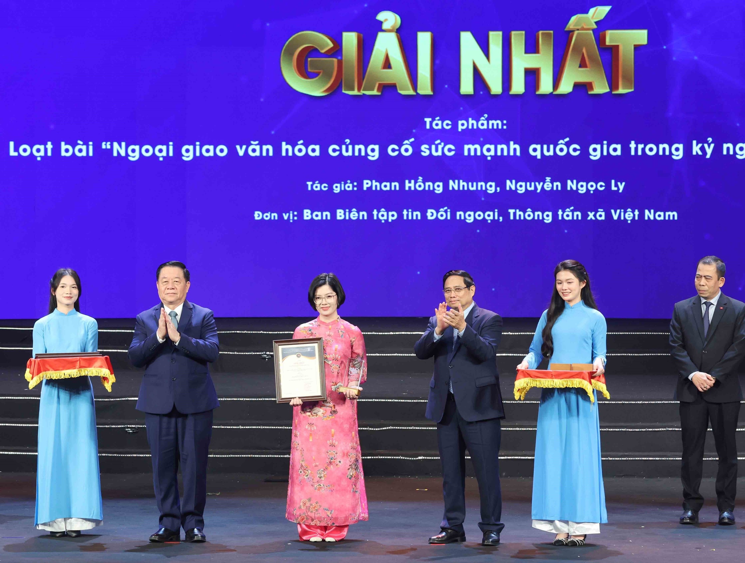 Thủ tướng dự Lễ trao Giải thưởng toàn quốc về Thông tin Đối ngoại lần thứ XI - Ảnh 7.