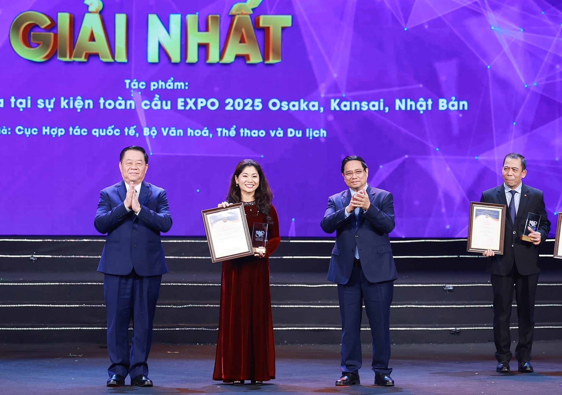 Thủ tướng dự Lễ trao Giải thưởng toàn quốc về Thông tin Đối ngoại lần thứ XI - Ảnh 8.