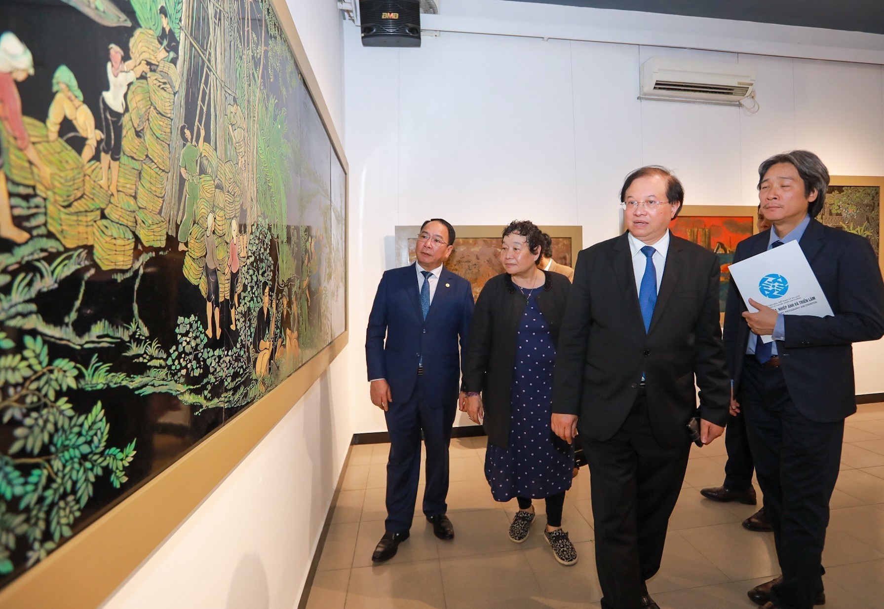 Triển lãm nghệ thuật sơn mài hướng tới chào mừng Đại hội Đảng toàn quốc lần thứ XIV - Ảnh 1.