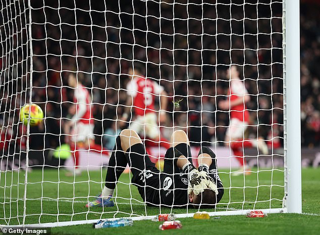 Arsenal thắng nhọc đội bét bảng nhờ hai pha phản lưới - Ảnh 1. Arsenal thắng nhọc đội bét bảng nhờ hai pha phản lưới - Ảnh 1.