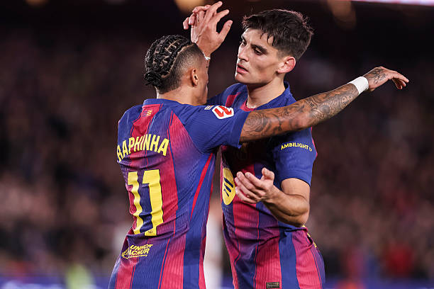 Tiền Đạo Raphinha Tiếp Tục Khẳng Định Vai Trò Then Chốt Trong Hành Trình Chinh Phục La Liga Của Barcelona Khi Lập Cú Đúp, Trực Tiếp Mang Về Chiến Thắng 2-0 Trước Osasuna Ở Vòng 1 Liga. Tiền Đạo Raphinha Tiếp Tục Khẳng Định Vai Trò Then Chốt Trong Hành Trình Chinh Phục La Liga Của Barcelona Khi Lập Cú Đúp, Trực Tiếp Mang Về Chiến Thắng 2-0 Trước Osasuna Ở Vòng 1 Liga.