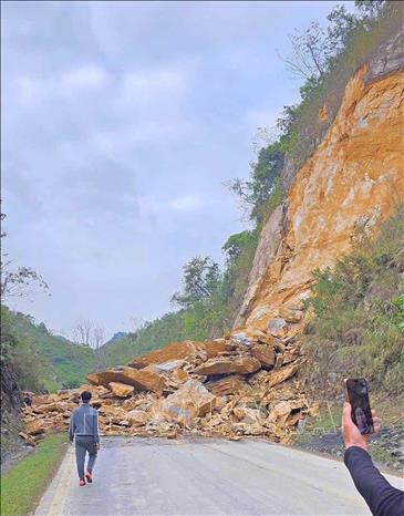 Sạt lở đất đá trên Quốc lộ 6 làm 3 người tử vong, 2 người bị thương - Ảnh 1. Sạt lở đất đá trên Quốc lộ 6 làm 3 người tử vong, 2 người bị thương - Ảnh 1.