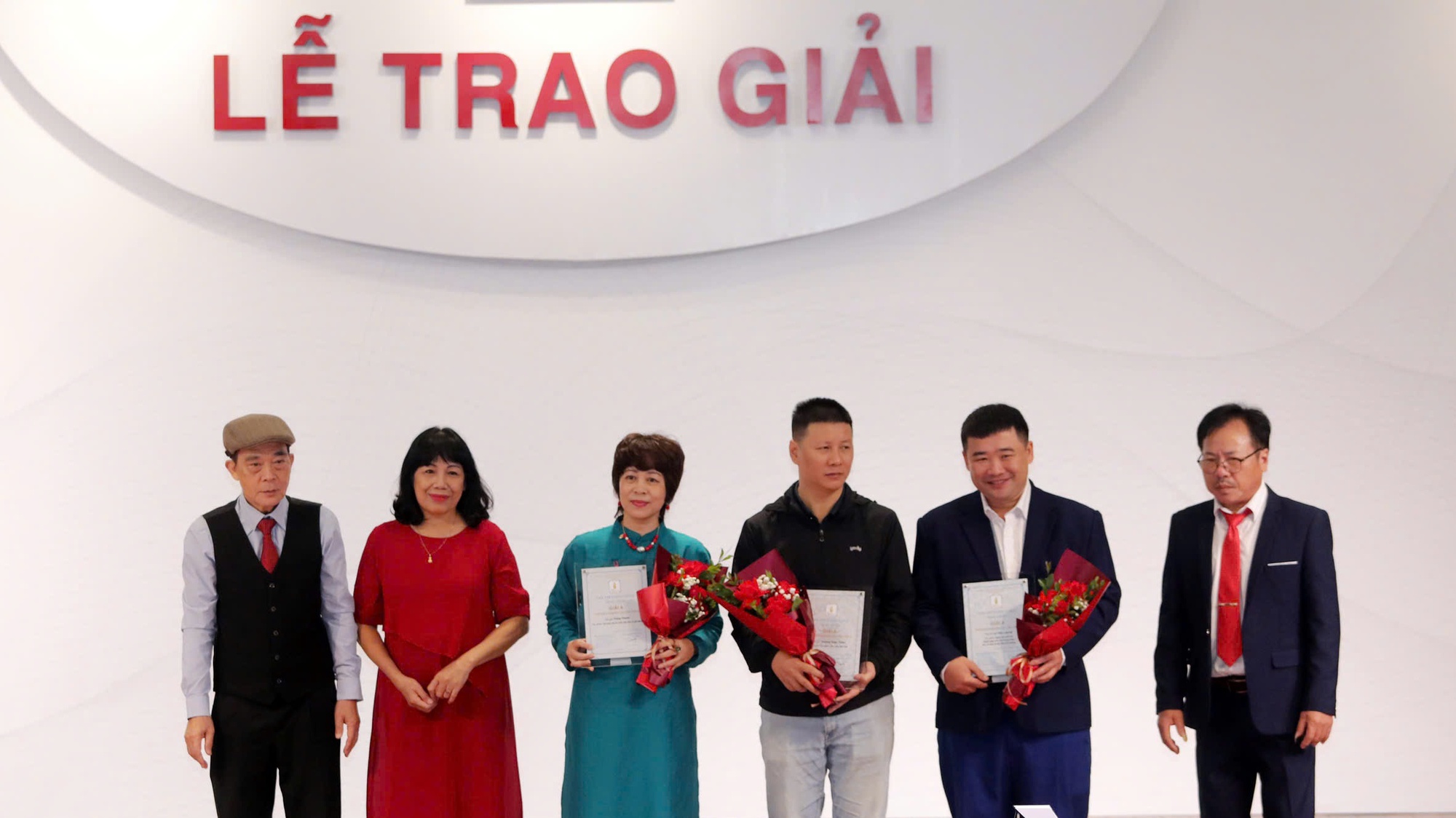 Đặt nguồn cội vào một cuộc trò chuyện lớn với thơ ca