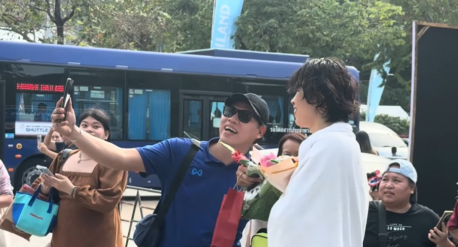 Trần Thị Thanh Thúy tạo sức hút lớn, được hàng loạt CĐV Thái Lan xin chụp ảnh cùng - Ảnh 4. Trần Thị Thanh Thúy tạo sức hút lớn, được hàng loạt CĐV Thái Lan xin chụp ảnh cùng - Ảnh 4.