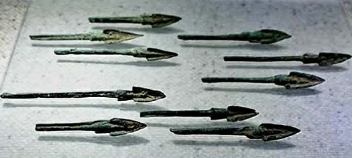 Văn hóa Đông Sơn - Chiến tranh và Hòa bình (kỳ 42 & hết): Câu chuyện về mũi tên đồng ba cạnh và tấm khiên giao long - Ảnh 1. Văn hóa Đông Sơn - Chiến tranh và Hòa bình (kỳ 42 & hết): Câu chuyện về mũi tên đồng ba cạnh và tấm khiên giao long - Ảnh 1.