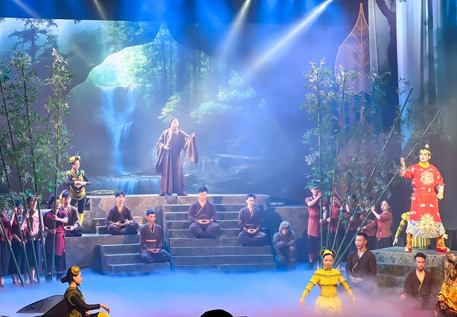Nghệ thuật Xiếc kết hợp Cải lương tái hiện hình tượng Phật hoàng “Trần Nhân Tông” trên sân khấu - Ảnh 1. Nghệ thuật Xiếc kết hợp Cải lương tái hiện hình tượng Phật hoàng “Trần Nhân Tông” trên sân khấu - Ảnh 1.