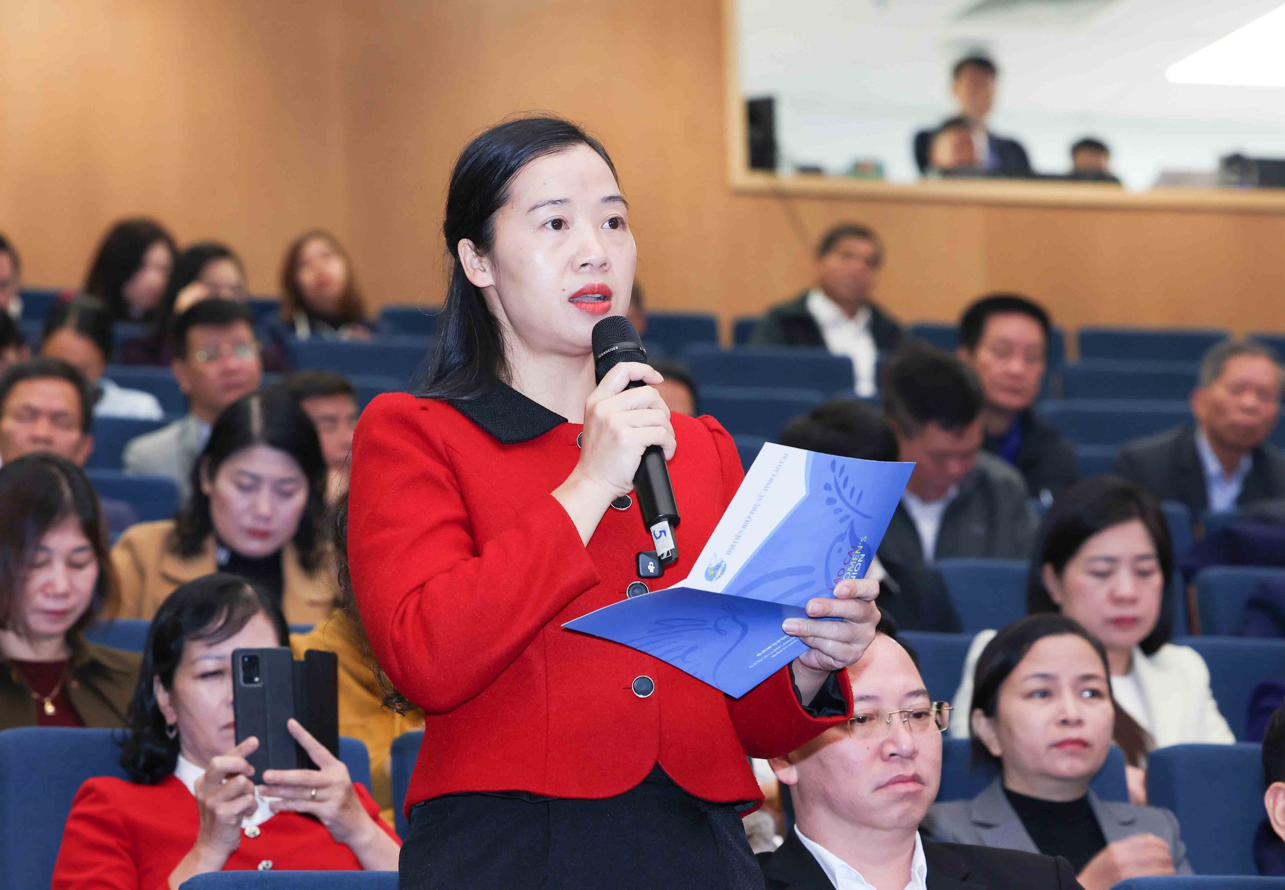 Thường trực Ban Bí thư Trần Cẩm Tú tiếp xúc cử tri tại tỉnh Lào Cai - Ảnh 7. Thường trực Ban Bí thư Trần Cẩm Tú tiếp xúc cử tri tại tỉnh Lào Cai - Ảnh 7.