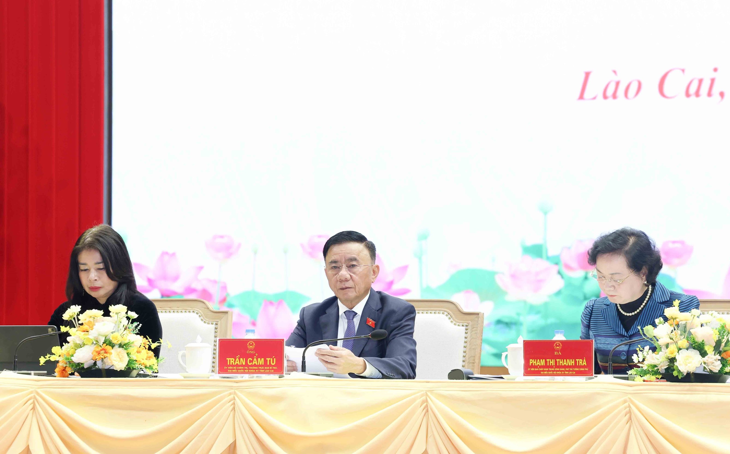 Thường trực Ban Bí thư Trần Cẩm Tú tiếp xúc cử tri tại tỉnh Lào Cai - Ảnh 4. Thường trực Ban Bí thư Trần Cẩm Tú tiếp xúc cử tri tại tỉnh Lào Cai - Ảnh 4.