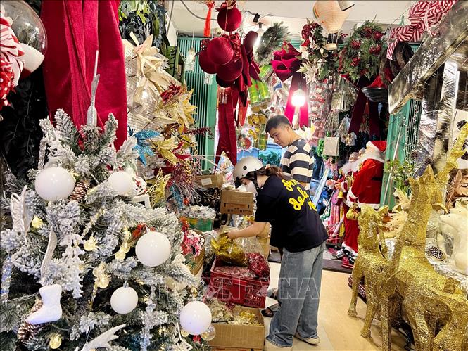 Đa dạng thị trường trang trí Giáng sinh, sức mua giảm nhẹ - Ảnh 1. Đa dạng thị trường trang trí Giáng sinh, sức mua giảm nhẹ - Ảnh 1.