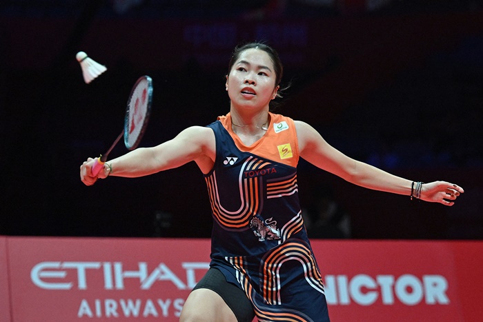 Thắng thuyết phục đối thủ Trung Quốc, tay vợt cầu lông Thái Lan viết tiếp hành trình đặc biệt tại World Tour Finals 2025 - Ảnh 1.