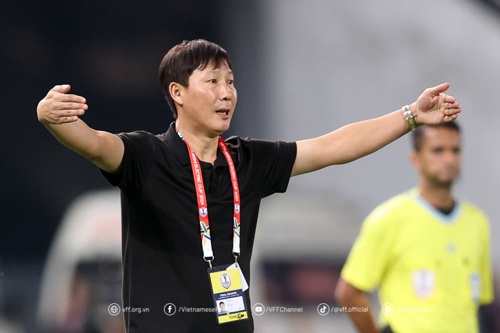 HLV Kim Sang Sik đã đi vào lịch sử bóng đá Việt Nam khi trở thành nhà cầm quân đầu tiên giành ba chức vô địch trong một năm dương lịch. Ảnh: VFF