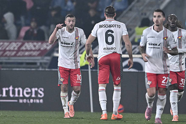 Cremonese gây sốc tại vòng 13 Serie A khi đánh bại Bologna 3-1 ngay trên sân Renato Dall’Ara, qua đó chấm dứt chuỗi 12 trận bất bại của đội chủ nhà