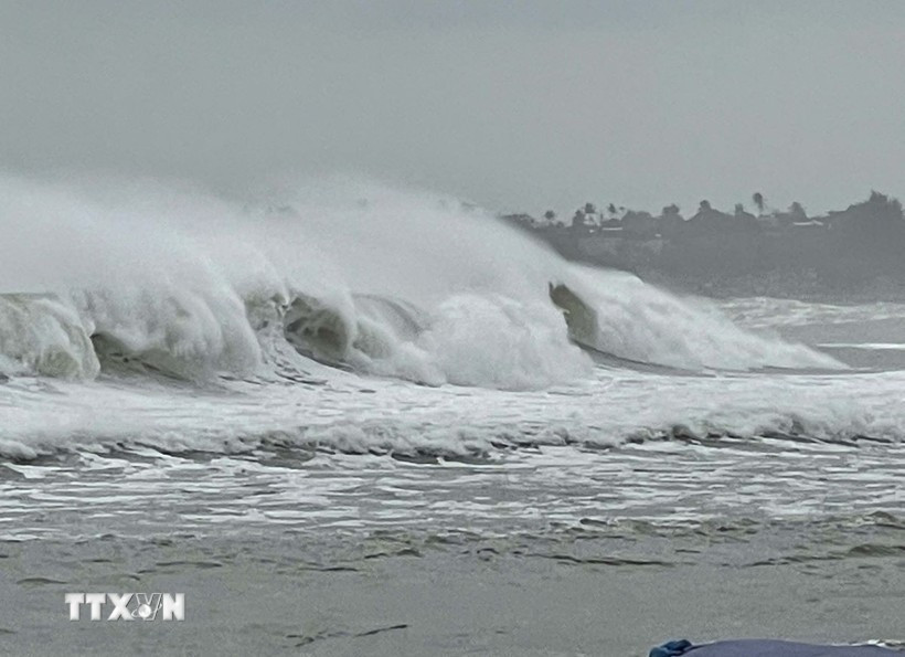 Khu vực Bắc Biển Đông gió lớn, biển động mạnh và sóng cao 3-5m - Ảnh 1.