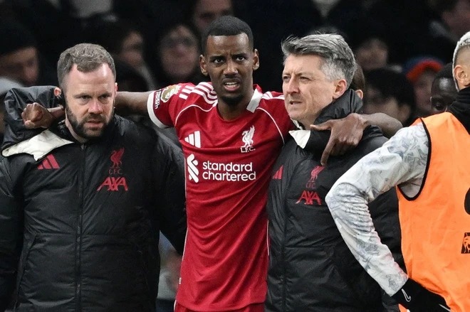 Isak ghi bàn rồi chấn thương, Liverpool thắng nhọc nhằn ở Ngoại hạng Anh - Ảnh 1.