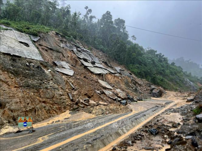 Cảnh báo mưa lớn trong đêm, đề phòng lũ quét, sạt lở đất ở Trung Bộ và Tây Nguyên - Ảnh 1.