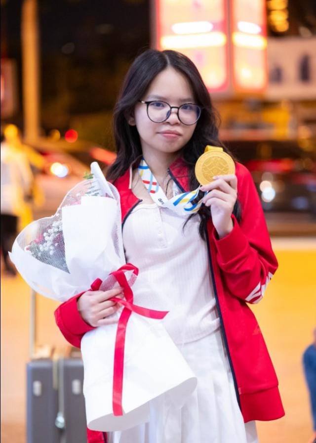 Nữ sinh Việt Nam giành HCV SEA Games 2025 nhận thưởng nóng hơn 70 triệu đồng và điện thoại xịn - Ảnh 1.