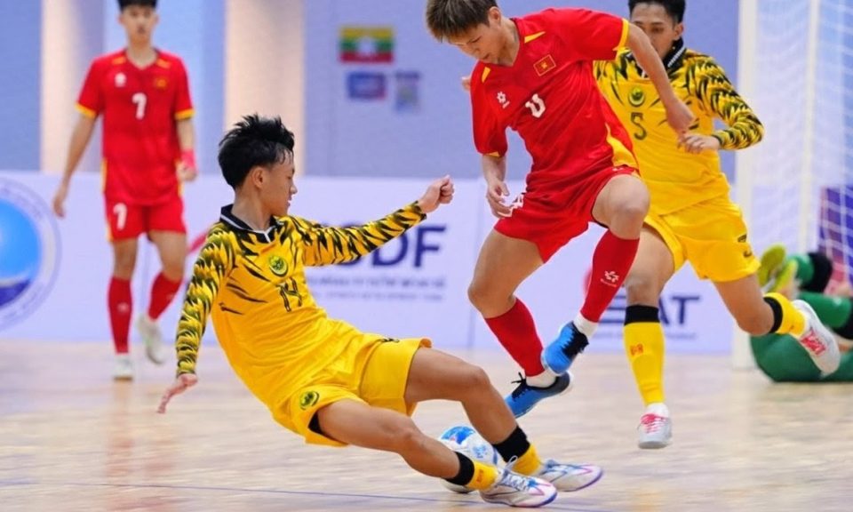 Tin nóng bóng đá Việt Nam hôm nay 25/12: U23 Việt Nam sung sức trước ngày sang Qatar; U19 futsal Việt Nam thắng đậm Brunei 18-0 - Ảnh 2. Tin nóng bóng đá Việt Nam hôm nay 25/12: U23 Việt Nam sung sức trước ngày sang Qatar; U19 futsal Việt Nam thắng đậm Brunei 18-0 - Ảnh 2.