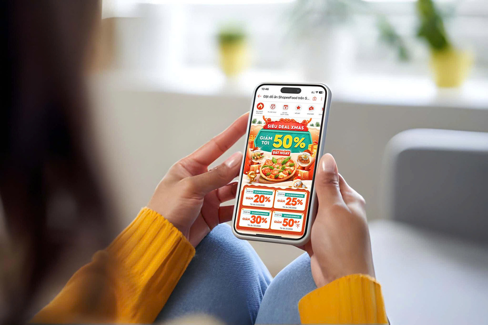 “Ông già Noel” ShopeeFood ghé thăm, phát quà món ngon xịn sò nhân dịp Giáng sinh - Ảnh 2.