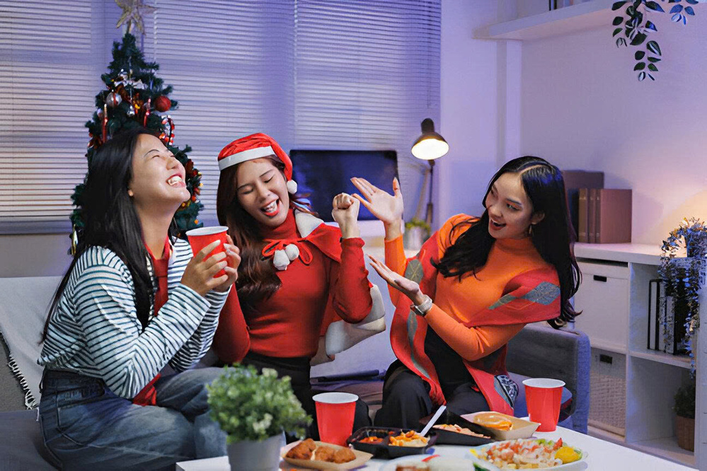 “Ông già Noel” ShopeeFood ghé thăm, phát quà món ngon xịn sò nhân dịp Giáng sinh - Ảnh 3.