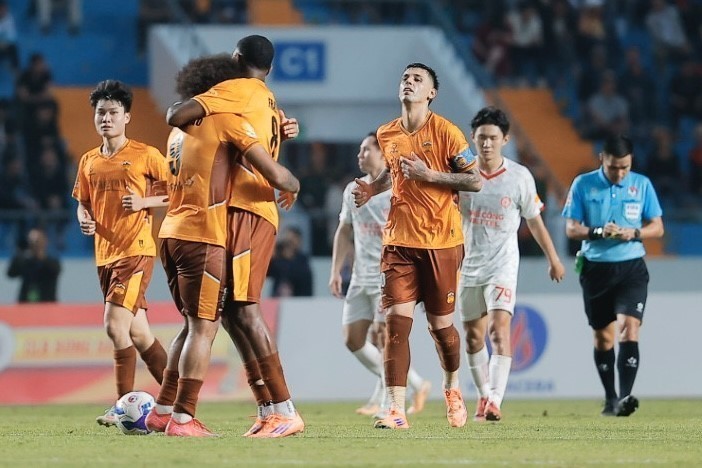 Thủ môn Viettel phạm lỗi thô bạo, khiến đội nhà đánh rơi chiến thắng trước HAGL ở Cúp Tứ hùng - Ảnh 3.