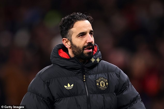 HLV Amorim: 'Hàng thủ bốn người là cách duy nhất để tạo khác biệt' - Ảnh 1. HLV Amorim: 'Hàng thủ bốn người là cách duy nhất để tạo khác biệt' - Ảnh 1.