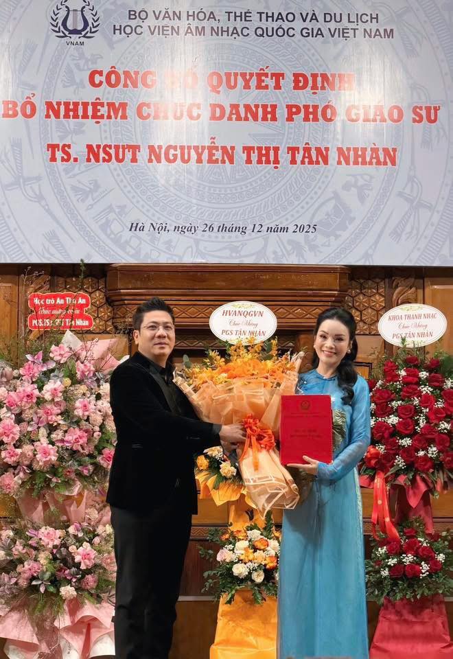 Ca sĩ Tân Nhàn nhận quyết định bổ nhiệm chức danh Phó Giáo sư - Ảnh 1.
