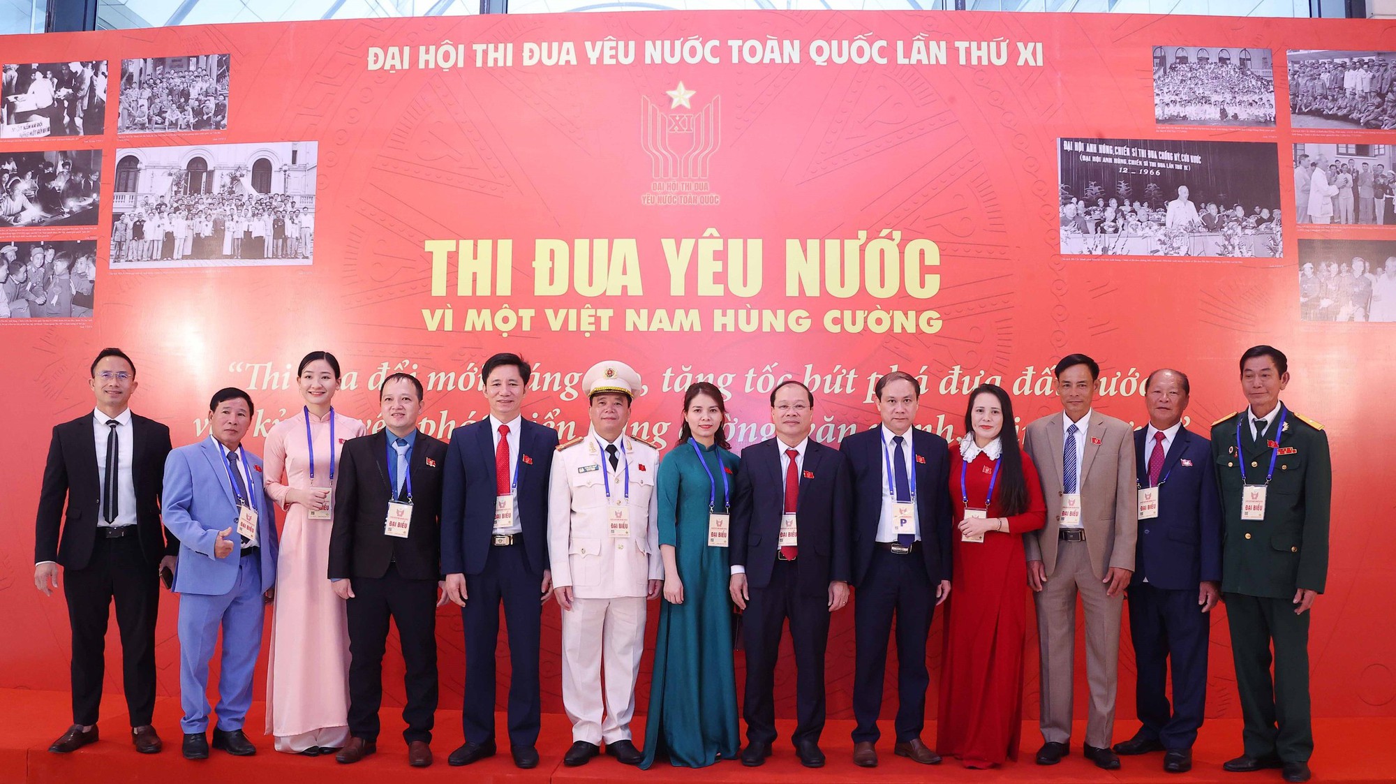 Đại biểu dự Đại hội Thi đua yêu nước toàn quốc lần thứ XI tham quan Trưng bày ảnh của TTXVN