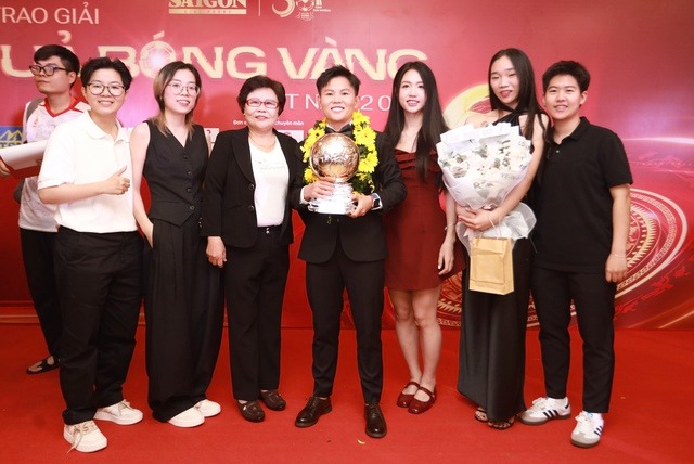 Hotgirl bóng đá Việt Nam Trần Thị Duyên khiến CĐM ngưỡng mộ vì nhan sắc khi đứng cạnh Quả bóng vàng Việt Nam 2025 - Ảnh 3.