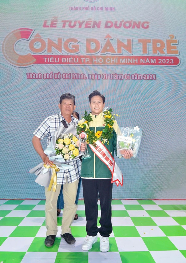 Cảm động khi nghe nhà vô địch SEA Games 2025 hát tặng người cha quá cố - Ảnh 3.