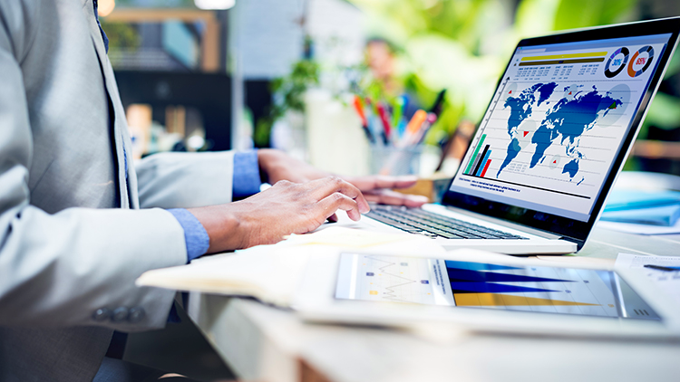 Tự quản lý tiền lương hay thuê ngoài? Bài toán kinh tế của CEO - Ảnh 2.