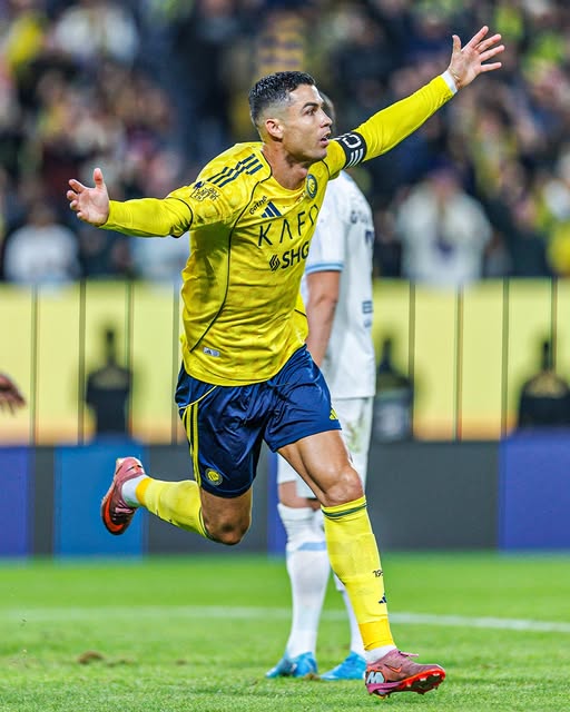 Ghi 40 Bàn Mỗi Năm Suốt 18 Năm, Ronaldo Vẫn Chưa Vượt Kỷ Lục Của Huyền Thoại Singapore - Ảnh 2.