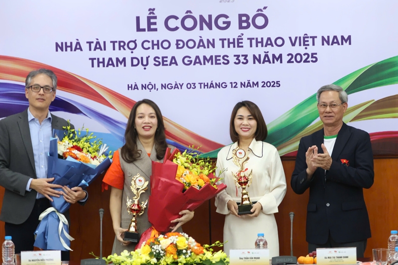 Tổng thư ký Ủy ban Olympic Việt Nam Trần Văn Mạnh (ngoài cùng bên phải) tặng hoa các nhà tài trợ ( Ảnh: Cục TDTT)