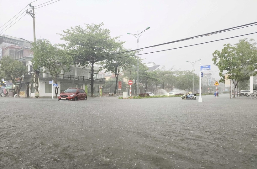 Thời tiết ngày 4/12: Mưa lớn bao trùm Trung Bộ, Bắc Bộ rét sâu - Ảnh 1. Thời tiết ngày 4/12: Mưa lớn bao trùm Trung Bộ, Bắc Bộ rét sâu - Ảnh 1.