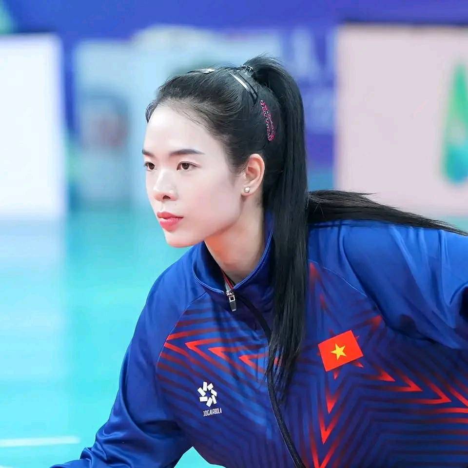 Nhan sắc phụ công bóng chuyền xinh đẹp sẽ cầm cờ cho Đoàn Thể thao Việt Nam tại SEA Games 2025 - Ảnh 2. Nhan sắc phụ công bóng chuyền xinh đẹp sẽ cầm cờ cho Đoàn Thể thao Việt Nam tại SEA Games 2025 - Ảnh 2.