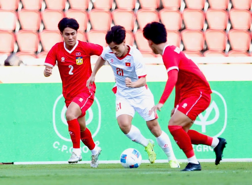 U22 Việt Nam (áo trắng) còn mất tập trung trong phòng ngự và phụ thuộc vào Đình Bắc trên hàng công. Ảnh: Tuấn Phạm U22 Việt Nam (áo trắng) còn mất tập trung trong phòng ngự và phụ thuộc vào Đình Bắc trên hàng công. Ảnh: Tuấn Phạm