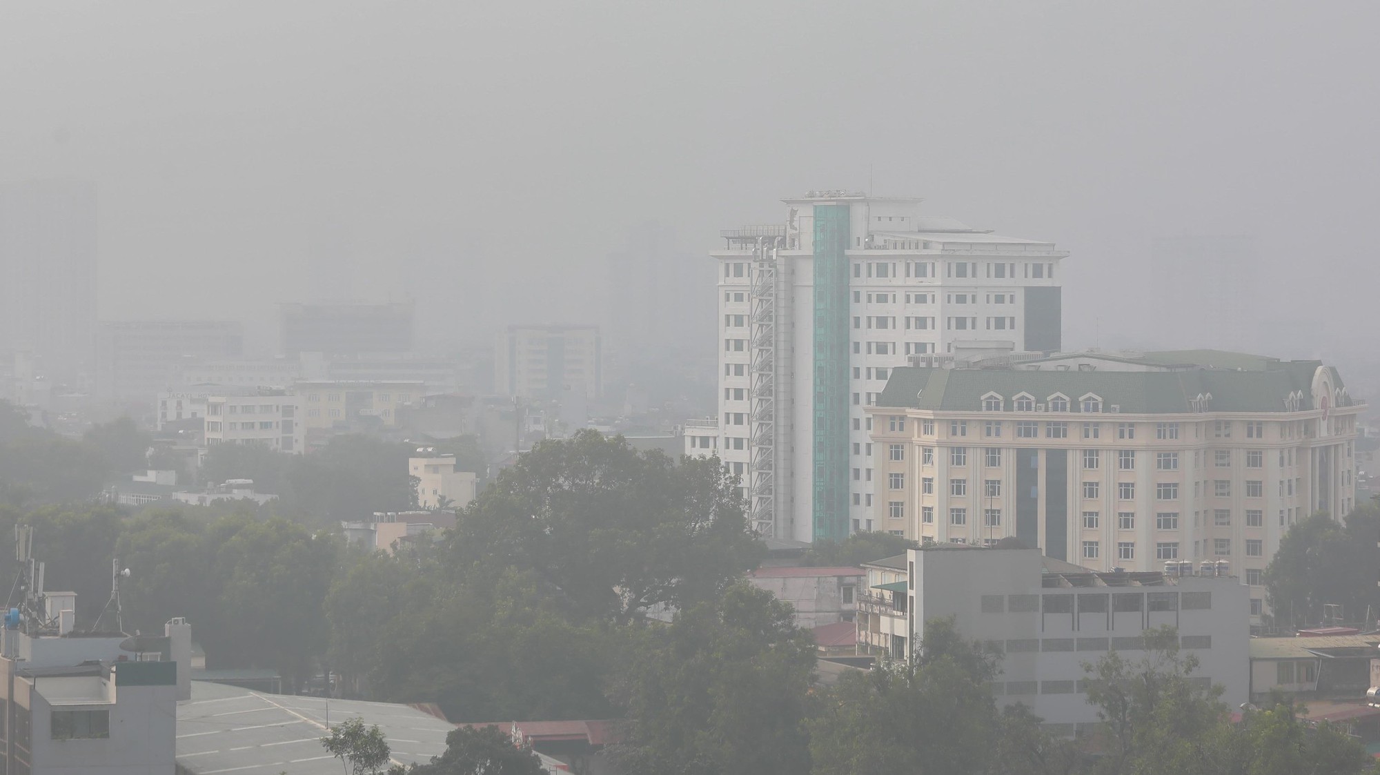 Thủ đô Hà Nội tiếp tục chìm trong bụi mịn và sương mù