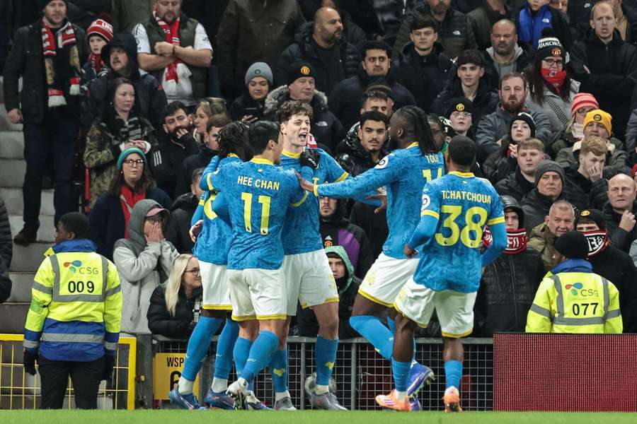 MU hòa khó tin trước đội bóng đang thua 11 trận liên tiếp ở Premier League - Ảnh 2.