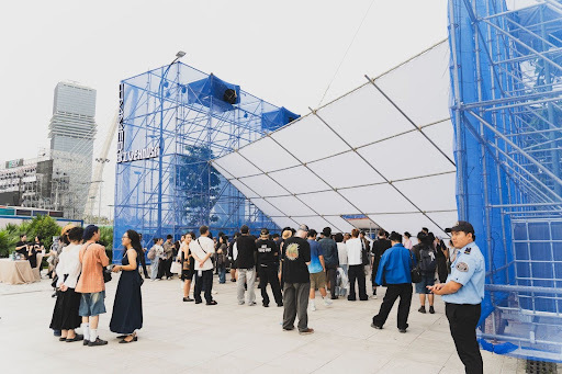 Đón Countdown kiểu “đa trải nghiệm”: Giới trẻ xếp hàng dài tại Công viên Bờ sông Sài Gòn - Ảnh 2.