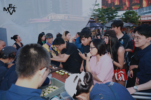 Đón Countdown kiểu “đa trải nghiệm”: Giới trẻ xếp hàng dài tại Công viên Bờ sông Sài Gòn - Ảnh 4.