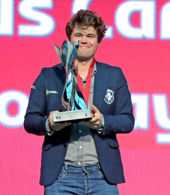Magnus Carlsen vô địch cờ chớp thế giới 2025: Hỗn loạn trên bàn cờ, trật tự trong ngôi vương - Ảnh 1.