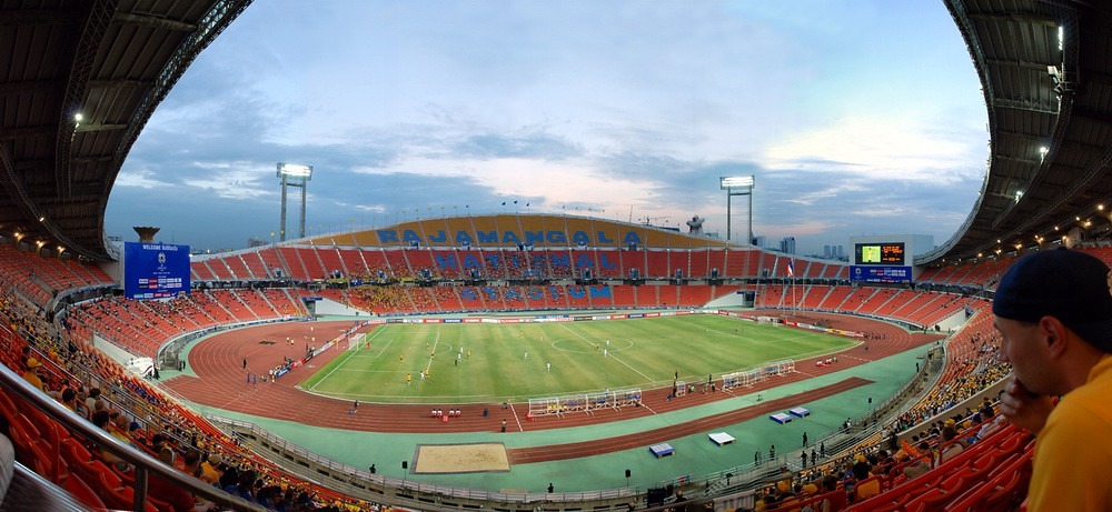 Truyền thông Thái Lan đồng loạt đưa tin sân Rajamangala bị chê tơi tả ở SEA Games 2025 - Ảnh 1.