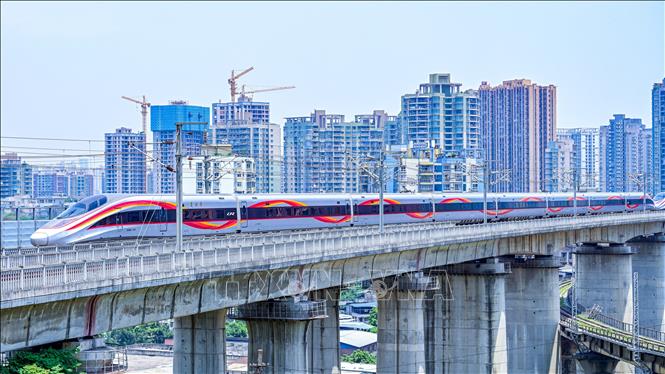 Trung Quốc đưa vào sử dụng tuyến đường sắt cao tốc đến biên giới Việt Nam - Ảnh 1.