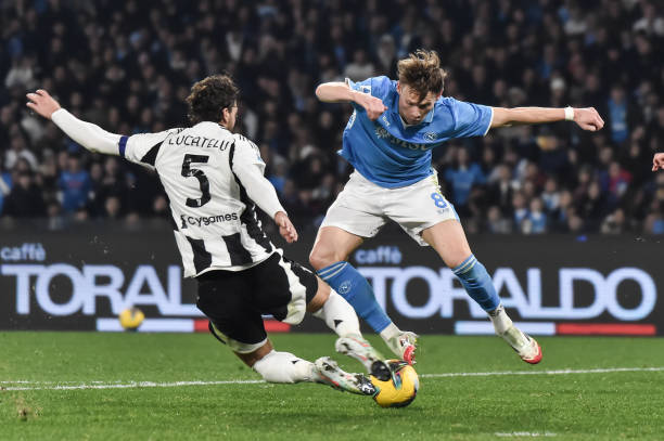 Napoli và Juventus nhiều khả năng sẽ chọn lối đá thận trọng ngay từ đầu, một trận hòa với ít bàn thắng là kịch bản dễ xảy ra Napoli và Juventus nhiều khả năng sẽ chọn lối đá thận trọng ngay từ đầu, một trận hòa với ít bàn thắng là kịch bản dễ xảy ra