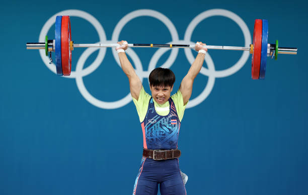 Nối dài truyền thống rực rỡ của cử tạ Thái Lan là Surodchana Khambao, 25 tuổi. Cô giành HCĐ Olympic Paris 2024 ở hạng 49kg, từng vô địch giải trẻ thế giới năm 2018 và lên ngôi vô địch thế giới năm 2021 tại Tashken